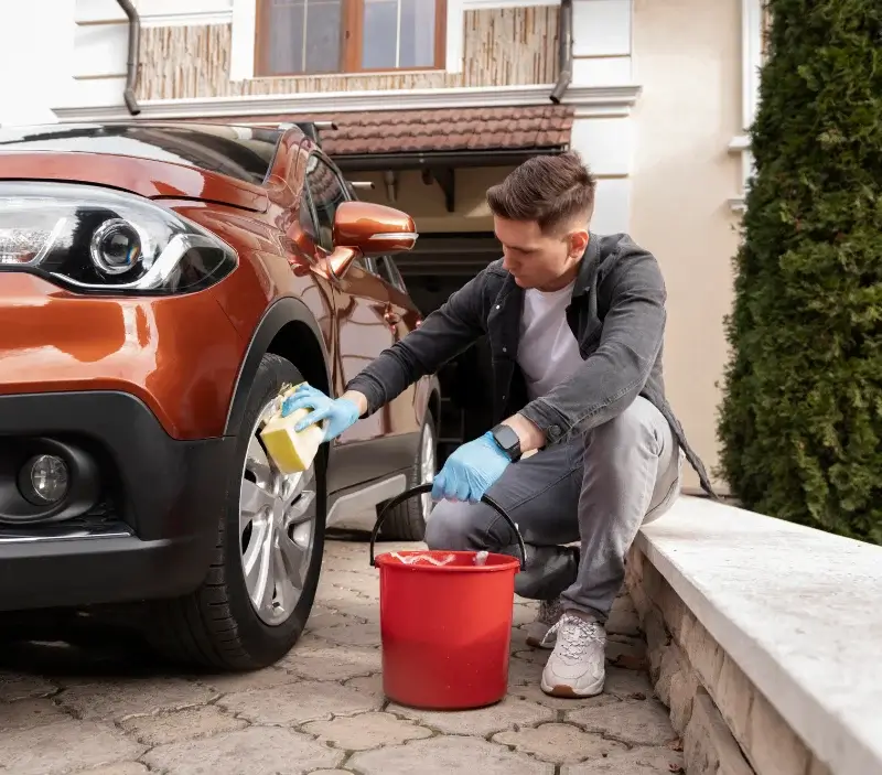 Lavage auto à domicile Plouvorn : professionnel intervenant sur un véhicule